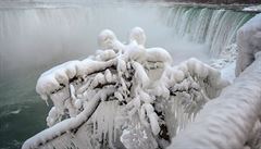 Zmrzlé vtve lemují vodopád Podkova, nejvtí z Niagarských vodopád.