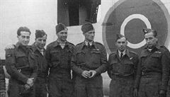 Podstatná ást osádky Liberatoru 311. eskoslovenské bombardovací peruti RAF,...