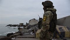 Ukrajintí vojáci hlídají okolí pístavu, který navtívil eský ministr...
