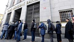 Ped praskou centrálou eské národní banky (NB) v ulici Na Píkop se ve...