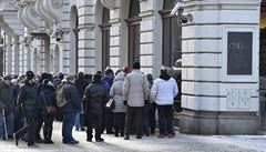 Nkteí zájemci se u ped poboku NB postavili ve tyi hodiny ráno.