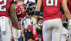 Matt Ryan, rozehráva Atlanty Falcons, udílí pokyny spoluhrám. Práv...