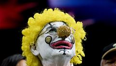 Ameriané jsou pi národní hymn hodn emotivní, tohle je momentka ze stadionu...