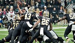 Nick Foles z Philadelphie Eagles si jde pro touchdown. Hra je nesmírn...