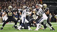 Drew Brees, rozehráva New Orleans Saints, se snaí pihrát spoluhrái. Vidl...
