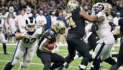 Alvin Kamara se snaí probhnout soupeovou obranou, ta je ale pozorná. V NFL...