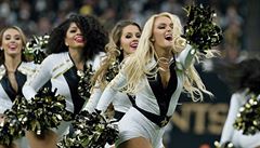 K zápasu amerického fotbalu pochopiteln patí i Cheerleaders. Jde o zábavu...