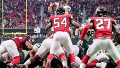 Nejvtí hvzda New Orleans Drew Brees se snaí projít obranou Atlanty. Je...