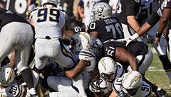 Obranou Los Angeles Chargers se dalo projít velice obtín. Americkému fotbalu...