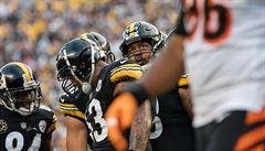 Ofenzivní hrái Pittsburghu Steelers v akci. Hra skvle ubíhá, ale v...