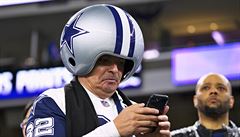 Fanouek Dallasu Cowboys skuten nevypadá jako kovboj. Místo velkého klobouku...