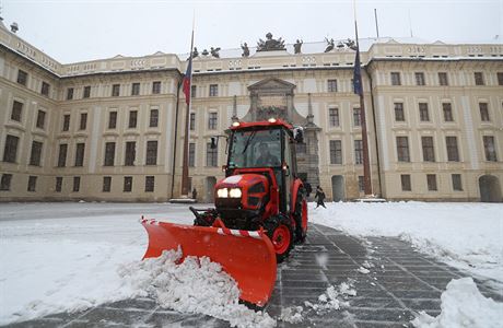 Sníh suuje i Praský hrad. Nový sníh na Prvním nádvoí Praského hradu...