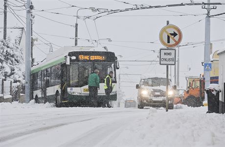 Husté snení komplikuje dopravu i v Plzni-ernicích.