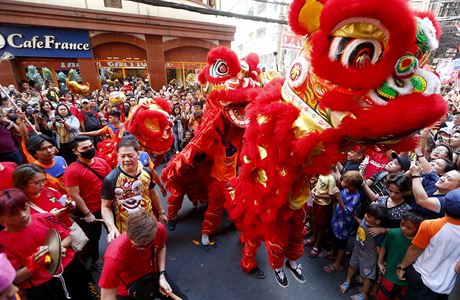Untuk merayakan lima tarian naga dan barongsai.