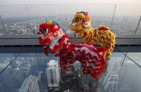 Penari saat ini menyebut gedung tertinggi di Thailand bernama King Power Mahanakhon.