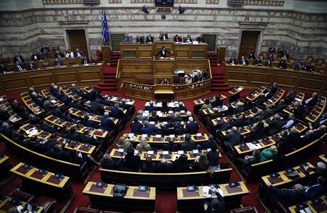 ecký parlament pi hlasování o schválení vstupu Makedonie do NATO poslouchá...