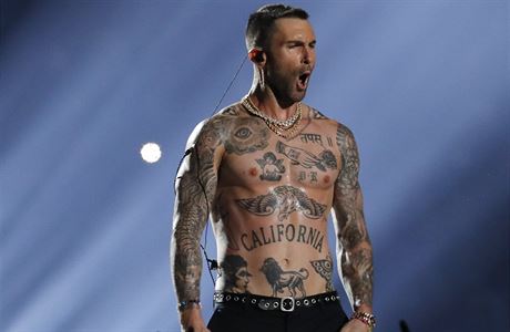 Adam Levine z Maroon 5 vystupuje o pestávce Super Bowl LIII.