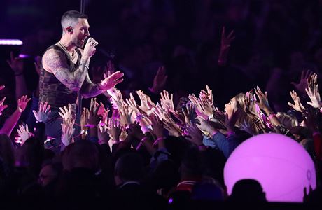Adam Levine z Maroon 5 vystupuje o pestvce Super Bowl LIII.