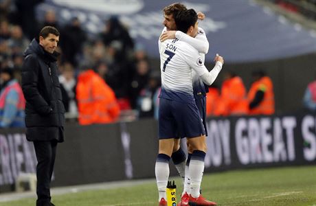 Fernando Llorente a Son Heung-Min slaví vítznou branku do sít Newcastlu