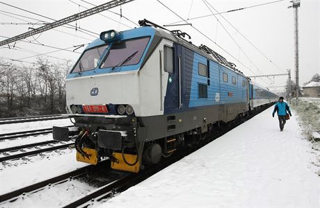 Zamrzlý vlak ve stanici v Drahotuích.