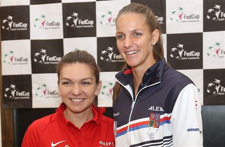 Simona Halepová (vlevo) z Rumunska a Karolína Plíková z eské republiky.