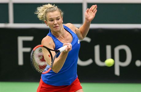 Kateina Siniaková v utkání dvouhry proti Simon Halepové z Rumunska.