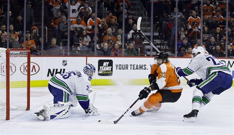 Jakub Voráček střílí vítezný gól v zápase mezi Philadelphia Flyers a Vancouver...