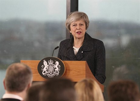 Britská premiérka Theresa Mayová pi projevu v Belfastu.