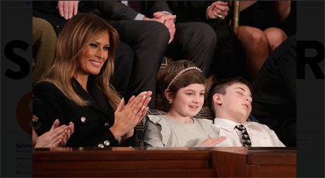 Jedenáctiletý Joshua Trump bhem poselství prezidenta Trumpa v Kongresu usnul.