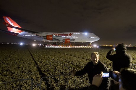 Boeing 747 spolenosti Corendon. Ped 50 lety 9. února 1969 se vznesl poprvé do...