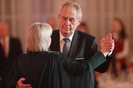 Z reprezentaního plesu prezidenta. Prezidentský pár Milo a Ivana Zemanovi.