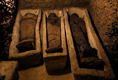 Archeologové nali nedaleko Káhiry starovké pohební komory s desítkami mumií.