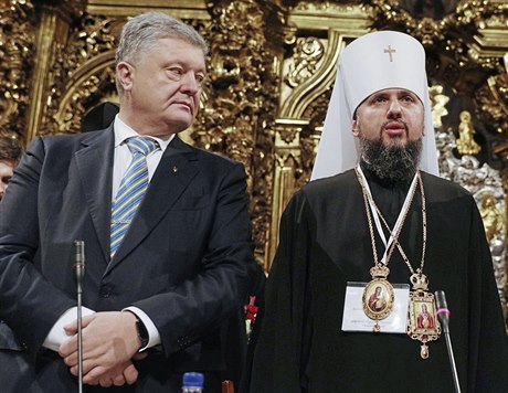 Ukrajinský lídr Petro Poroenko naslouchá metropolitovi kyjevskému a celé...