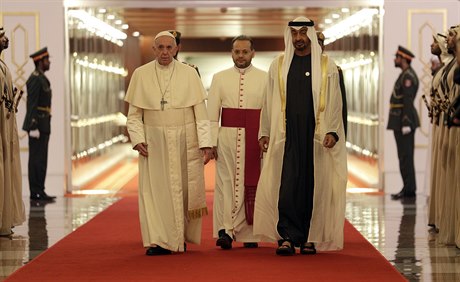 Pape Frantiek byl na letiti v Abú Zabí uvítán korunním princem Spojených...