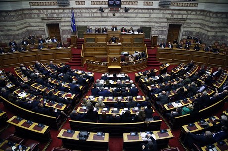 ecký parlament pi hlasování o schválení vstupu Makedonie do NATO poslouchá...