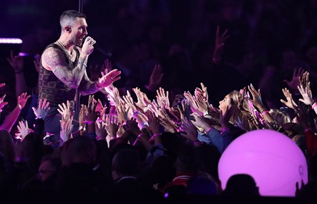 Adam Levine z Maroon 5 vystupuje o pestávce Super Bowl LIII.