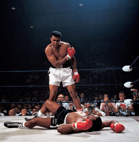 Muhammad Ali knockoutoval Sonnyho Listona (snímek je z jejich druhého zápasu).