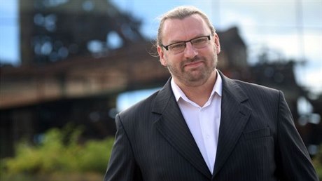 Poslanec SPD Lubomír Volný křičel na kolegu Jana Birkeho „Pojď ven!“