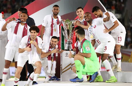 Fotbalisté Kataru se radují ze svého prvního triumfu na mistrovství Asie.
