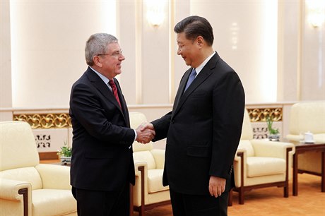 Thomas Bach (vlevo) si třásl rukou se Si Ťin-pchingem