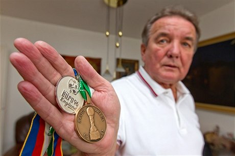 Dušan Uhrin starší s medailí z EURO 1996.