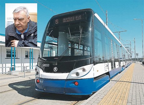 Vladislav Kozák a tramvaj 15T ze kody Transporation urená pro lotyskou Rigu.