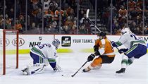 Jakub Vorek stl vtezn gl v zpase mezi Philadelphia Flyers a Vancouver...
