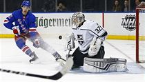 Filip Chytil v dresu New York Rangers v z�pase proti Los Angeles Kings.