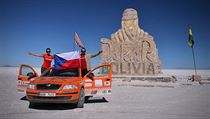 Bolívie – Salar de Uyuni – Dakar monument na největší solné pláni.