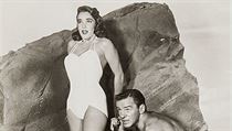 Julia Adamsov a Richard Carlson ve snmku Netvor z ern laguny (1954). Reie:...