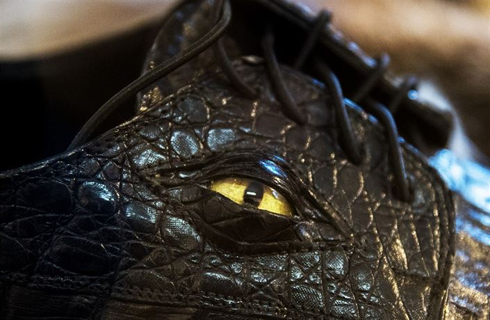 Fotogalerie: Boty z krokodýlí kůže včetně oka jsou jedním ze suvenýrů,  který byste si domů z...