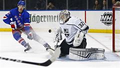 Filip Chytil v dresu New York Rangers v zápase proti Los Angeles Kings.