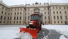 Sníh suuje i Praský hrad. Nový sníh na Prvním nádvoí Praského hradu...