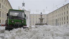 I II. nádvoí Praského hradu suuje sníh.